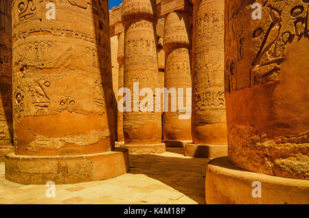 Salle hypostyle aux temples de Louxor (Thèbes antique). Des colonnes du temple de Louxor à Louxor, Egypte Banque D'Images