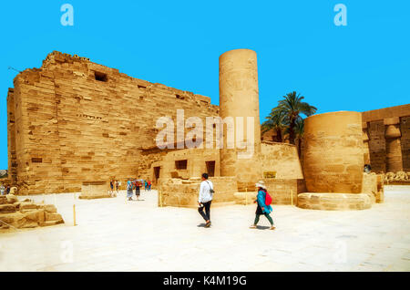 Louxor, Egypte - APR 08 : touristes non identifiés à Louxor le 08 Jan 2015, l'Égypte. C'était le plus grand complexe du temple d'Amon-Rê Dieu dans Thèbes antique ville Banque D'Images