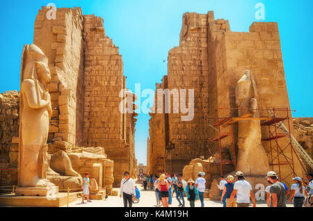 Louxor, Egypte - APR 08 : touristes non identifiés à Louxor le 08 Jan 2015, l'Égypte. C'était le plus grand complexe du temple d'Amon-Rê Dieu dans Thèbes antique ville Banque D'Images