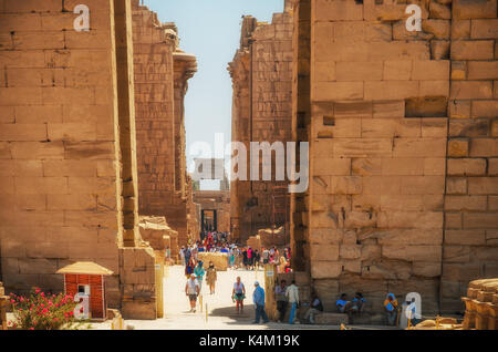 Louxor, Egypte - APR 08 : touristes non identifiés à Louxor le 08 Jan 2015, l'Égypte. C'était le plus grand complexe du temple d'Amon-Rê Dieu dans Thèbes antique ville Banque D'Images