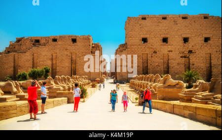 Louxor, Egypte - APR 08 : touristes non identifiés à Louxor le 08 Jan 2015, l'Égypte. C'était le plus grand complexe du temple d'Amon-Rê Dieu dans Thèbes antique ville Banque D'Images