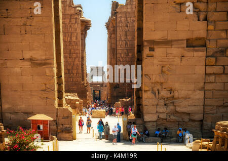 Louxor, Egypte - APR 08 : touristes non identifiés à Louxor le 08 Jan 2015, l'Égypte. C'était le plus grand complexe du temple d'Amon-Rê Dieu dans Thèbes antique ville Banque D'Images