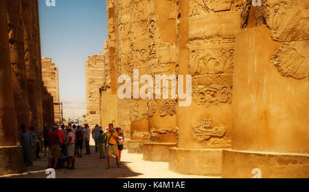 Louxor, Egypte - APR 08 : touristes non identifiés à Louxor le 08 Jan 2015, l'Égypte. C'était le plus grand complexe du temple d'Amon-Rê Dieu dans Thèbes antique ville Banque D'Images