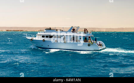 Hurghada, Egypte - 11 avril 2015 : voici un grand nombre de touristes sur des yachts et bateaux pour nager, bronzer, faire de la plongée et de passer un bon moment Banque D'Images