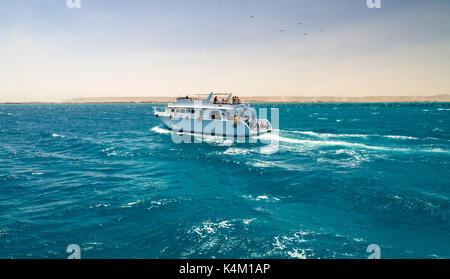 Hurghada, Egypte - 11 avril 2015 : voici un grand nombre de touristes sur des yachts et bateaux pour nager, bronzer, faire de la plongée et de passer un bon moment Banque D'Images