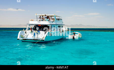 Hurghada, Egypte - 15 août 2015 : voici un grand nombre de touristes sur des yachts et bateaux pour nager, bronzer, faire de la plongée et de passer un bon moment Banque D'Images