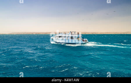 Hurghada, Egypte - 11 avril 2015 : voici un grand nombre de touristes sur des yachts et bateaux pour nager, bronzer, faire de la plongée et de passer un bon moment Banque D'Images