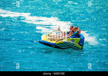 El Gouna/Egypte - le 11 avril 2015 : l'attraction de la mer, des gens heureux le bateau bateau gonflable ride Banque D'Images