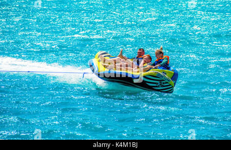 El Gouna/Egypte - le 11 avril 2015 : l'attraction de la mer, des gens heureux le bateau bateau gonflable ride Banque D'Images