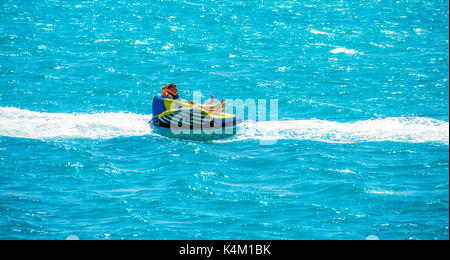 El Gouna/Egypte - le 11 avril 2015 : l'attraction de la mer, des gens heureux le bateau bateau gonflable ride Banque D'Images