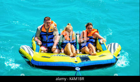 El Gouna/Egypte - le 11 avril 2015 : l'attraction de la mer, des gens heureux le bateau bateau gonflable ride Banque D'Images