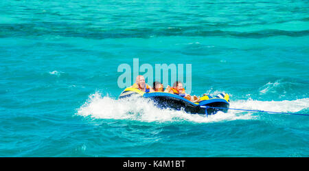 El Gouna/Egypte - le 11 avril 2015 : l'attraction de la mer, des gens heureux le bateau bateau gonflable ride Banque D'Images