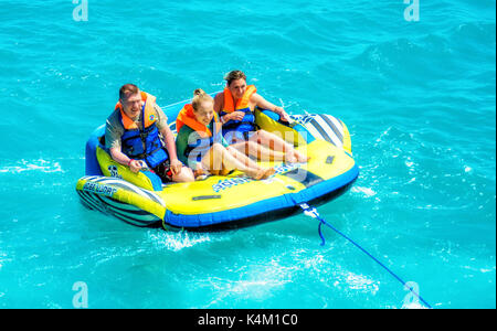 El Gouna/Egypte - le 11 avril 2015 : l'attraction de la mer, des gens heureux le bateau bateau gonflable ride Banque D'Images