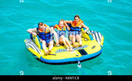 El Gouna/Egypte - le 11 avril 2015 : l'attraction de la mer, des gens heureux le bateau bateau gonflable ride Banque D'Images