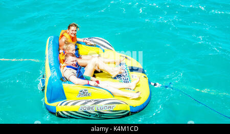 El Gouna/Egypte - le 11 avril 2015 : l'attraction de la mer, des gens heureux le bateau bateau gonflable ride Banque D'Images