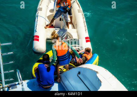 El Gouna/Egypte - le 11 avril 2015 : l'attraction de la mer, des gens heureux le bateau bateau gonflable ride Banque D'Images