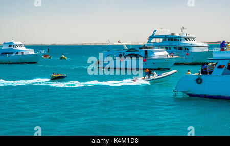 El Gouna/Egypte - le 11 avril 2015 : l'attraction de la mer, des gens heureux le bateau bateau gonflable ride Banque D'Images