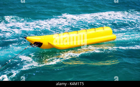 Banana Boat dans la mer Banque D'Images