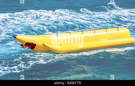 Banana Boat dans la mer Banque D'Images