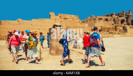 Louxor, Egypte - APR 08 : marche autour de touristes non identifiés au monument de Scarab Luxor sur 08 Jan 2015, l'Égypte. C'était le plus grand temple de l'Uma complexes Banque D'Images