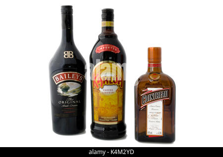 Moscou, Russie - 17 avril 2015 : bouteilles de liqueur de café Kahlua, triple sec Cointreau et Bailey's Irish Cream, qui en parties égales le formulaire B-52 cockt Banque D'Images