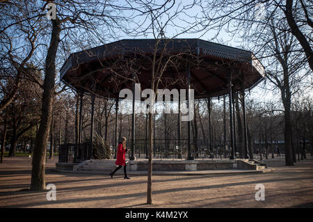 KIOSQUE DANS LE JARDIN DU LUXEMBOURG - PARIS FRANCE - Paris - PARIS - FEMME FEMME MARCHE DANS LE JARDIN DU LUXEMBOURG - PARIS HIVER© Frédéric Beaumont Banque D'Images