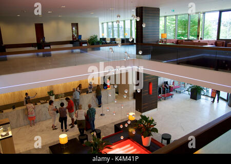 Mainz, Allemagne - May 8th, 2017 : des intérieurs modernes du lobby de l'hôtel Hilton Mainz hotel avec des gens attendent en ligne Banque D'Images