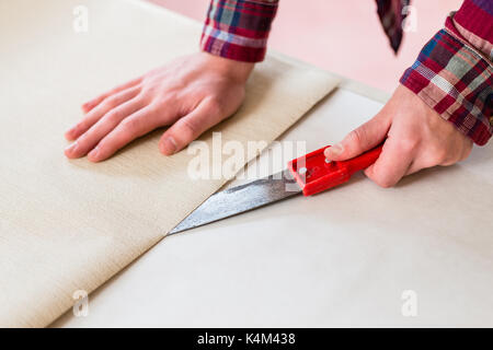 Close-up de la main d'un homme un nouveau fond d'écran coupe dur feuille Banque D'Images