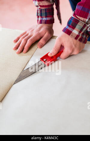 Close-up de la main d'un homme un nouveau fond d'écran coupe dur feuille Banque D'Images