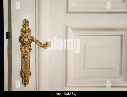 Bouton de porte en laiton intérieur antique. Accueil l'intérieur les détails architecturaux. Banque D'Images