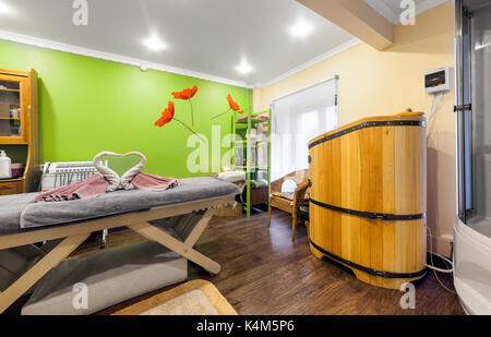 Intérieur de luxe salon de philosofiya stilya. salle de massage avec mini-sauna dans un tonneau Banque D'Images