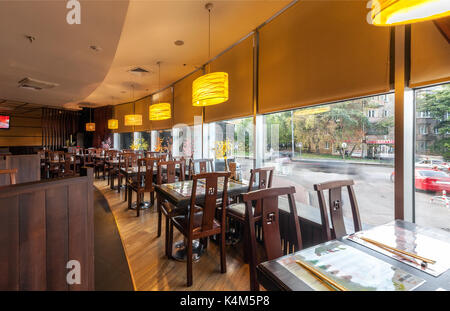 L'intérieur est moderne restaurant japonais ichiban boshi. La salle principale avec baie vitrée Banque D'Images