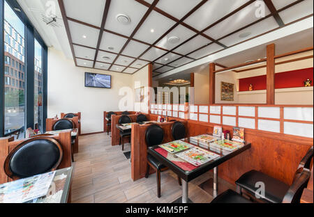 L'intérieur est moderne restaurant japonais ichiban boshi. Le hall principal avec le mur intérieur Banque D'Images