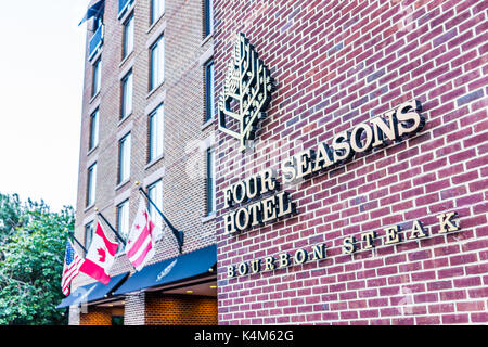 Washington DC, USA - 4 août 2017 : Quatre Saisons hôtel avec l'architecture de brique dans le quartier de Georgetown avec entrée extérieure et les fl Banque D'Images