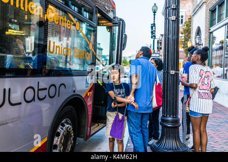 Washington DC, USA - 4 août 2017 : la famille de personnes attendent en ligne la queue pour obtenir le bus Circulator en centre-ville quartier de Georgetown Banque D'Images