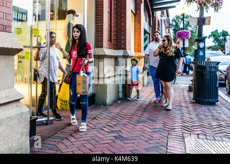 Washington DC, USA - 4 août 2017 : jeunes marcher par Forever 21 magasin dans le centre-ville de Georgetown soirée de voisinage et de bâtiments en brique Banque D'Images