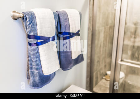 Mise en scène salle de bains moderne avec deux serviettes décoration pendaison sur rack en douche dans maison modèle, appartement ou maison Banque D'Images