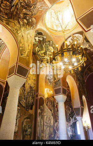 Intérieur de la cathédrale patriarcale de la sainte ascension de Dieu, au sommet de la colline de tsarevets, qui est couvert dans les peintures murales. Banque D'Images