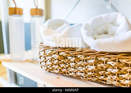 Les serviettes blanches en panier tressé et des bouteilles d'eau libre sur la durée d'accueil de Sport en chambre, appartement ou maison Banque D'Images