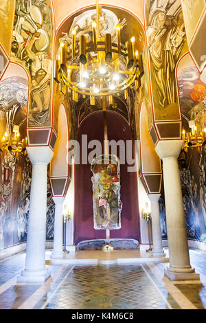 Intérieur de la cathédrale patriarcale de la sainte ascension de Dieu, au sommet de la colline de tsarevets, qui est couvert dans les peintures murales. Banque D'Images