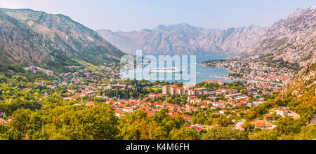 Panorama de Kotor, Monténégro. Baie de Kotor est un des plus beaux endroits de la mer Adriatique, une ancienne forteresse vénitienne, préservé de minuscules villages, moi Banque D'Images