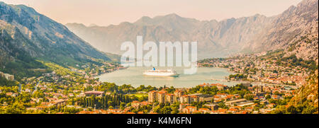 Panorama de Kotor, Monténégro. Baie de Kotor est un des plus beaux endroits de la mer Adriatique, une ancienne forteresse vénitienne, préservé de minuscules villages, moi Banque D'Images