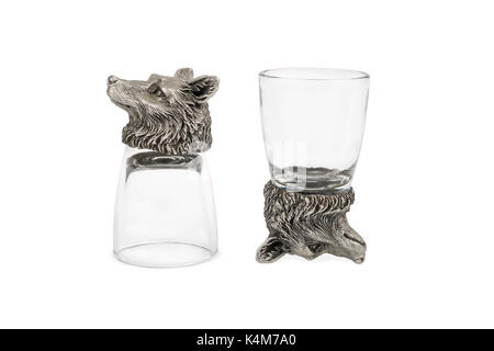 Ensemble de deux verres de vodka avec une tête de loup sur le fond, isolé sur fond blanc Banque D'Images