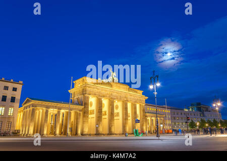 Berlin skyline nuit à la porte de Brandebourg (Brandenburger Tor), Berlin, Allemagne Banque D'Images
