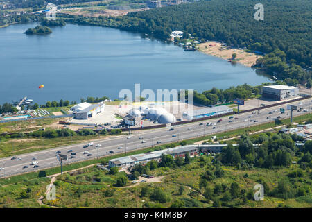 Moscow, Russie - le 18 août 2017 ci-dessus : vue sur novorizhskoye shosse de route russe de la baltique, l'autoroute m9 station de l'héliport de Moscou et pittoresque Banque D'Images