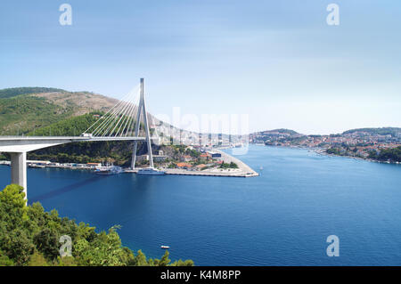 Pont à haubans de Dubrovnik, Croatie. franzo tudjman pont suspendu au-dessus de la baie bleue. Banque D'Images