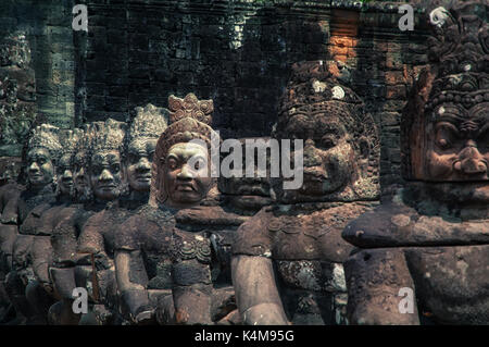 Des statues dans l'entrée de l'ancienne ville de Bayon à Angkor Wat temple complexe près de Siem Reap, Cambodge Banque D'Images