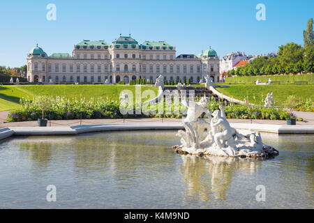 Vienne, Autriche - 30 juillet 2014 : la fontaine du palais du Belvédère, le matin. Banque D'Images
