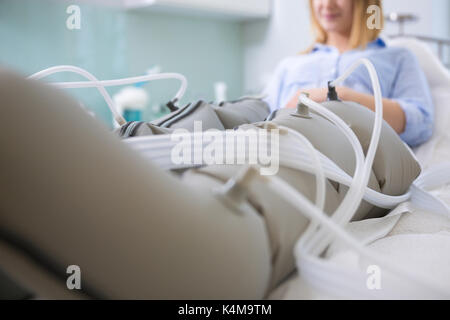 Femme à l'esthéticienne massage hypotensive raffermissant pendant Banque D'Images