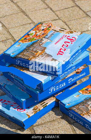 Boîtes à pizza - pile de boîtes de pizza délicieuse à Bournemouth, Dorset UK en Août Banque D'Images